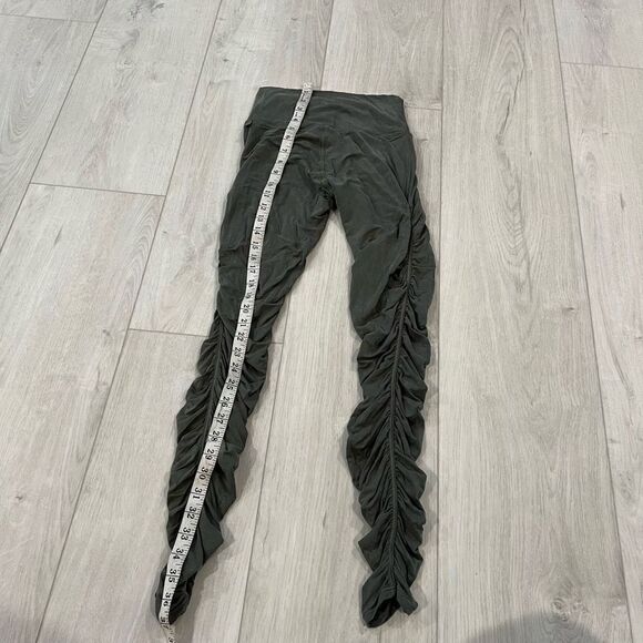 Lululemon Leggings Womens 4
Black Into Something Good Tight
28" Ruched Pull On - Picture 3 of 7